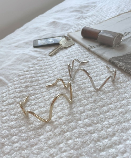 marjour（マージュール）の「WAVE LINE BRACELET（ブレスレット・レディース・シルバー/ゴールド・FREE）」の3枚目の写真