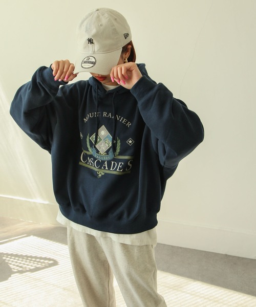 Chillfar（チルファー）の「アソートロゴプリント裏起毛ビッグシルエットプルパーカー（パーカー・レディース・ダークグリーン/ベージュ/ネイビー/カーキ/オートミール/アイボリー系・MEDIUM/LARGE）」の6枚目の写真