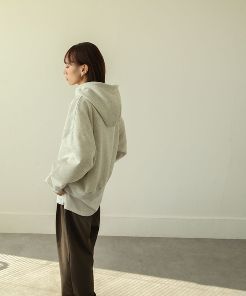 Chillfar（チルファー）の「アソートロゴプリント裏起毛ビッグシルエットプルパーカー（パーカー・レディース・ダークグリーン/ベージュ/ネイビー/カーキ/オートミール/アイボリー系・MEDIUM/LARGE）」の14枚目の写真