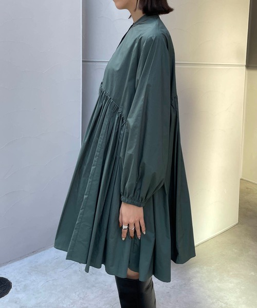 CAPRICIEUX LE'MAGE（カプリシューレマージュ）の「ギャザーチュニックシャツ（チュニック・レディース・ブラック/ホワイト/グリーン・FREE）」の5枚目の写真