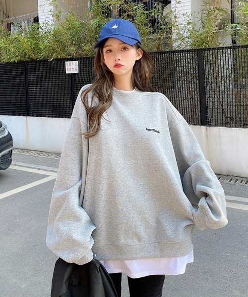 .KOM(ドットコム)の「A'GEM/9 × .kom『.kom/ドットケーオーエム』ビックシルエット ワンポイント フェイクレイヤードスウェットシャツ(スウェット・レディース・インディゴブルー/ブルー/ブラック/グレー・M/L/XL)」の2枚目の写真