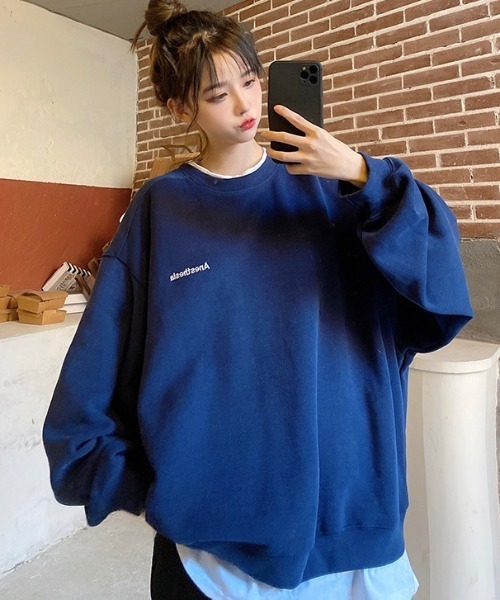 .KOM(ドットコム)の「A'GEM/9 × .kom『.kom/ドットケーオーエム』ビックシルエット ワンポイント フェイクレイヤードスウェットシャツ(スウェット・レディース・インディゴブルー/ブルー/ブラック/グレー・M/L/XL)」の3枚目の写真