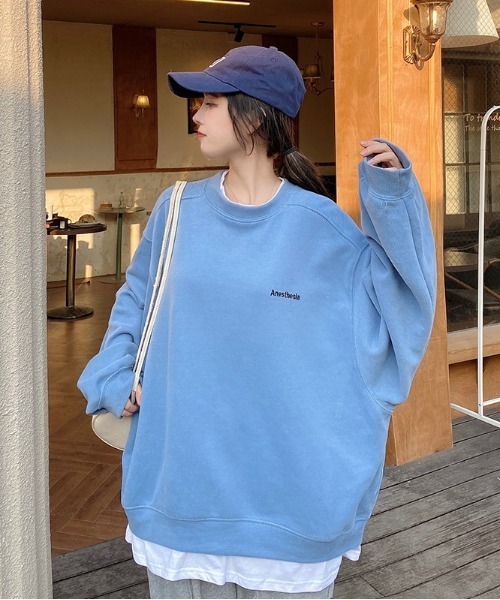 .KOM(ドットコム)の「A'GEM/9 × .kom『.kom/ドットケーオーエム』ビックシルエット ワンポイント フェイクレイヤードスウェットシャツ(スウェット・レディース・インディゴブルー/ブルー/ブラック/グレー・M/L/XL)」の4枚目の写真