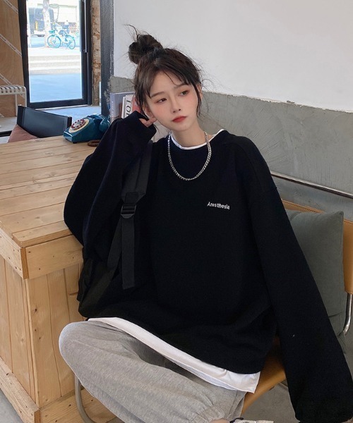 .KOM(ドットコム)の「A'GEM/9 × .kom『.kom/ドットケーオーエム』ビックシルエット ワンポイント フェイクレイヤードスウェットシャツ(スウェット・レディース・インディゴブルー/ブルー/ブラック/グレー・M/L/XL)」の1枚目の写真