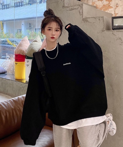 .KOM(ドットコム)の「A'GEM/9 × .kom『.kom/ドットケーオーエム』ビックシルエット ワンポイント フェイクレイヤードスウェットシャツ(スウェット・レディース・インディゴブルー/ブルー/ブラック/グレー・M/L/XL)」の6枚目の写真