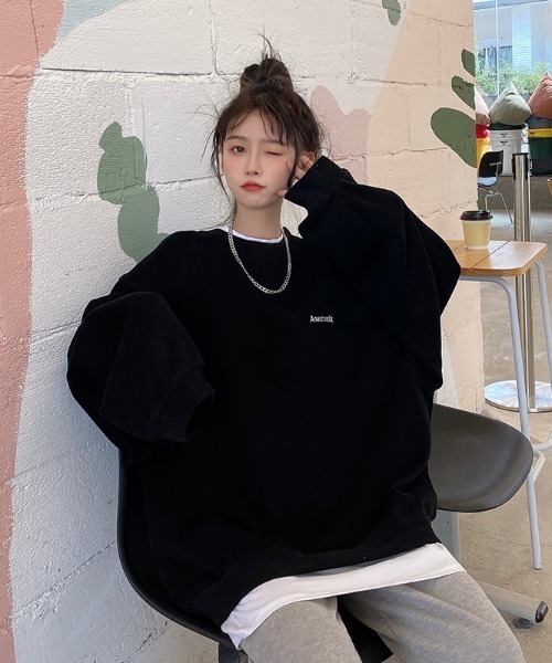 .KOM(ドットコム)の「A'GEM/9 × .kom『.kom/ドットケーオーエム』ビックシルエット ワンポイント フェイクレイヤードスウェットシャツ(スウェット・レディース・インディゴブルー/ブルー/ブラック/グレー・M/L/XL)」の9枚目の写真