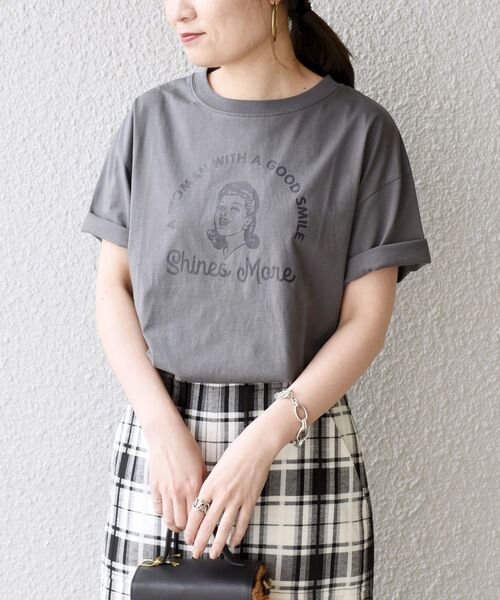 SHIPS（シップス）の「*オーガニックコットンレトロプリントTEE◆（Tシャツ/カットソー・レディース・ホワイト/ライトホワイト/ベージュ/ベージュ系/チャコールグレー/グレー系/ダークグレー・ONE SIZE）」の5枚目の写真