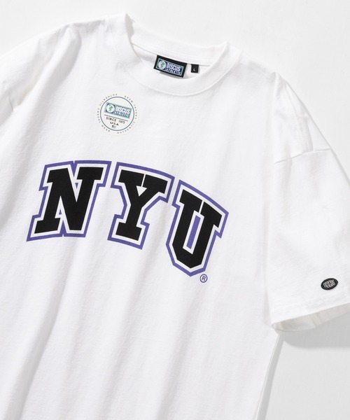 DISCUS(ディスカス)の「【DISCUS/ディスカス】ビッグシルエット カレッジロゴプリント Tシャツ/【DISCUS × NEW YORK UNIVERSITY】(Tシャツ/カットソー・レディース・オフホワイト/スミクロ・M/L)」の1枚目の写真