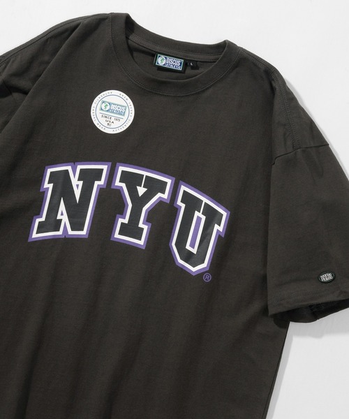 DISCUS(ディスカス)の「【DISCUS/ディスカス】ビッグシルエット カレッジロゴプリント Tシャツ/【DISCUS × NEW YORK UNIVERSITY】(Tシャツ/カットソー・レディース・オフホワイト/スミクロ・M/L)」の2枚目の写真