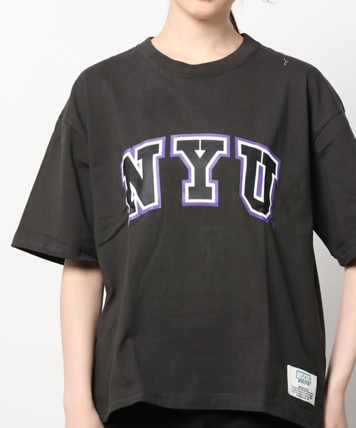DISCUS(ディスカス)の「【DISCUS/ディスカス】ビッグシルエット カレッジロゴプリント Tシャツ/【DISCUS × NEW YORK UNIVERSITY】(Tシャツ/カットソー・レディース・オフホワイト/スミクロ・M/L)」の15枚目の写真