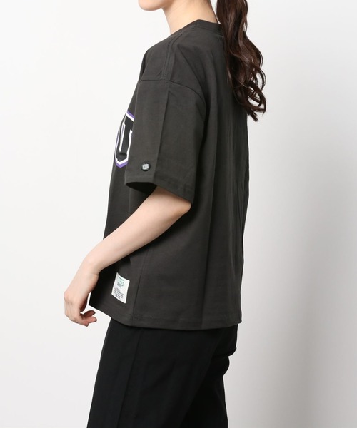DISCUS(ディスカス)の「【DISCUS/ディスカス】ビッグシルエット カレッジロゴプリント Tシャツ/【DISCUS × NEW YORK UNIVERSITY】(Tシャツ/カットソー・レディース・オフホワイト/スミクロ・M/L)」の12枚目の写真