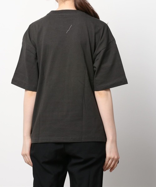 DISCUS(ディスカス)の「【DISCUS/ディスカス】ビッグシルエット カレッジロゴプリント Tシャツ/【DISCUS × NEW YORK UNIVERSITY】(Tシャツ/カットソー・レディース・オフホワイト/スミクロ・M/L)」の13枚目の写真