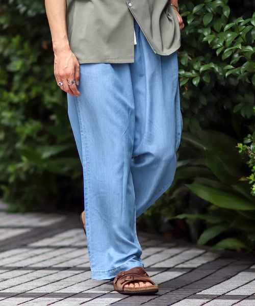 B.C STOCK(ベーセーストック)の「ドレープ DENIM LIKE イージーパンツ(その他パンツ・メンズ・ライトブルー/ブルー・MEDIUM/LARGE)」の2枚目の写真
