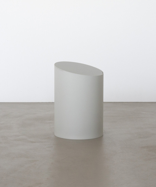 journal standard Furniture (ジャーナルスタンダードファニチャー)の「【MOHEIM/モヘイム】 SWING BIN S スイングビン 蓋つき ゴミ箱 カラー塗装 蓋(ダストボックス・レディース・チャコールグレー・FREE)」の1枚目の写真