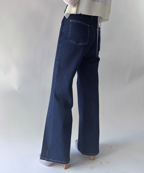 REDYAZEL（レディアゼル）の「デニムタックフレアパンツ（デニムパンツ・レディース・ネイビー/ブルー・SMALL/MEDIUM）」の4枚目の写真
