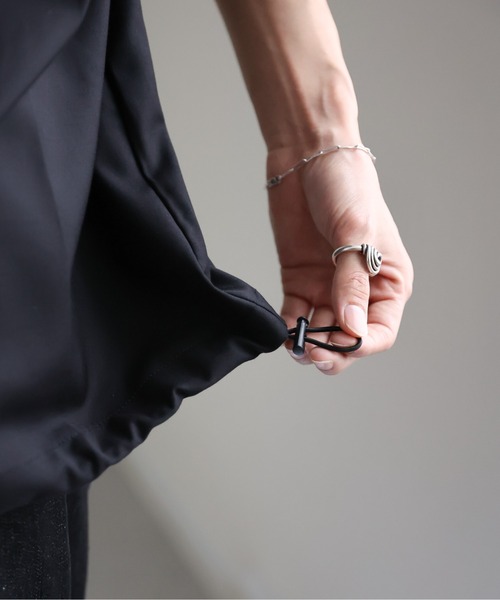 CREARE -LINO-(クレアーレリノ)の「オーバーサイズ ハーフZIP ルーズ シャツ<ユニセックス>(シャツ/ブラウス・メンズ・グレイッシュベージュ/ブラック・M/L)」の6枚目の写真