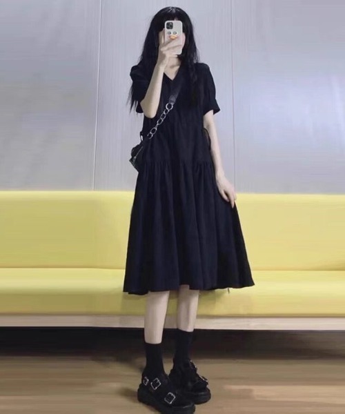 Silly(シリー)の「【これ一着で韓国ガールに♪】Vネックギャザーワンピ(ワンピース・レディース・ブラック・SMALL/LARGE/MEDIUM)」の8枚目の写真