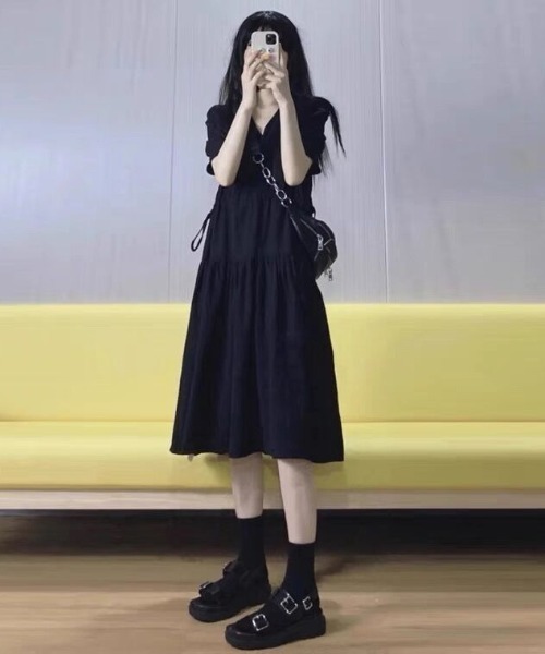 Silly(シリー)の「【これ一着で韓国ガールに♪】Vネックギャザーワンピ(ワンピース・レディース・ブラック・SMALL/LARGE/MEDIUM)」の9枚目の写真