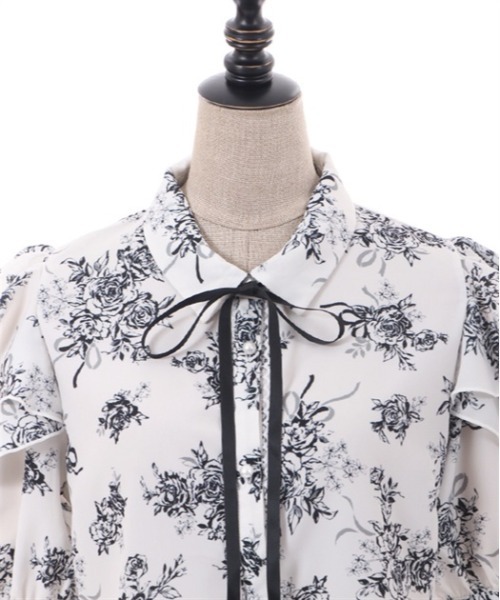 axes femme POETIQUE(アクシーズファムポエティック)の「フラワープリント肩あきブラウス(シャツ/ブラウス・レディース・キナリ/ブルー/ブラック・MEDIUM)」の7枚目の写真