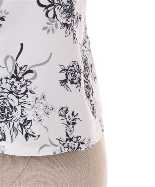 axes femme POETIQUE(アクシーズファムポエティック)の「フラワープリント肩あきブラウス(シャツ/ブラウス・レディース・キナリ/ブルー/ブラック・MEDIUM)」の8枚目の写真