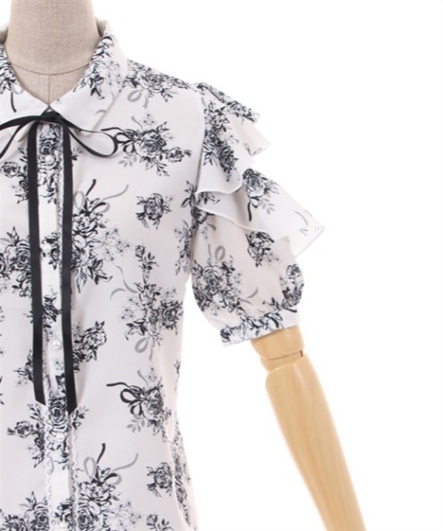 axes femme POETIQUE(アクシーズファムポエティック)の「フラワープリント肩あきブラウス(シャツ/ブラウス・レディース・キナリ/ブルー/ブラック・MEDIUM)」の11枚目の写真