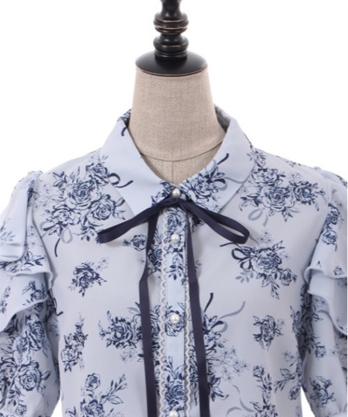 axes femme POETIQUE(アクシーズファムポエティック)の「フラワープリント肩あきブラウス(シャツ/ブラウス・レディース・キナリ/ブルー/ブラック・MEDIUM)」の15枚目の写真