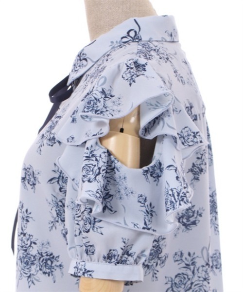 axes femme POETIQUE(アクシーズファムポエティック)の「フラワープリント肩あきブラウス(シャツ/ブラウス・レディース・キナリ/ブルー/ブラック・MEDIUM)」の19枚目の写真
