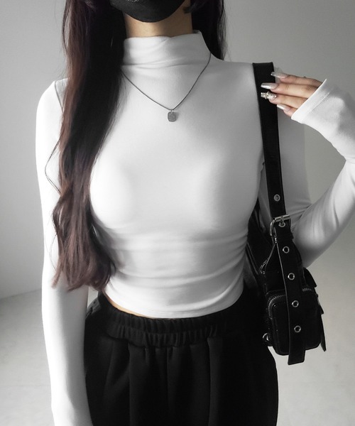 me+em select(ミームセレクト)の「SNSで話題!【 カップ付き / 裏起毛 】プチハイネックシャーリングショートカットソートップス(Tシャツ/カットソー・レディース・グレー/アイボリー/ブラック/ブラウン/ホワイト・FREE)」の1枚目の写真
