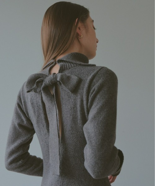 DRWCYS（ドロシーズ）の「バックリボンニットワンピース（ワンピース・レディース・ベージュ/グレー・FREE）」の2枚目の写真