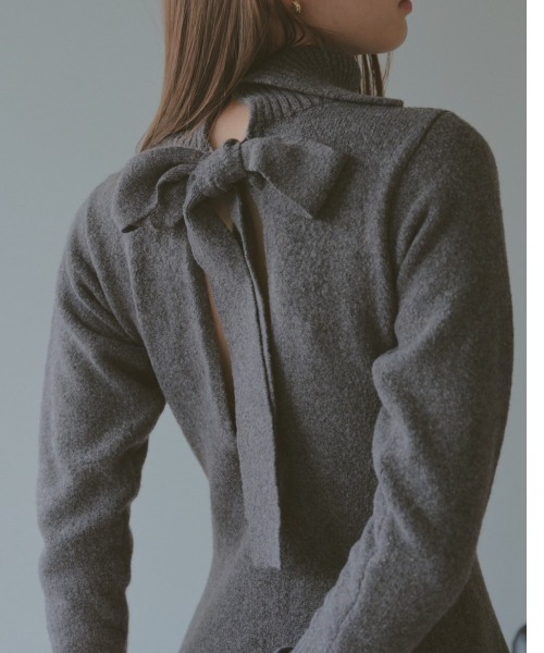 DRWCYS（ドロシーズ）の「バックリボンニットワンピース（ワンピース・レディース・ベージュ/グレー・FREE）」の4枚目の写真