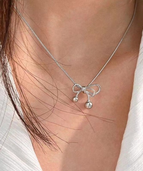 Vipoa（ヴィポア）の「リボンネックレス（ネックレス・レディース・シルバー・FREE）」の2枚目の写真