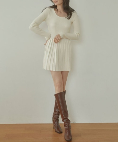 ACYM（アシーム）の「Pleats knit mini ワンピース（ワンピース・レディース・ベージュ/アイボリー・FREE）」の2枚目の写真