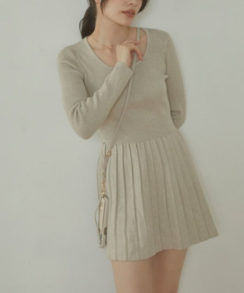 ACYM（アシーム）の「Pleats knit mini ワンピース（ワンピース・レディース・ベージュ/アイボリー・FREE）」の8枚目の写真