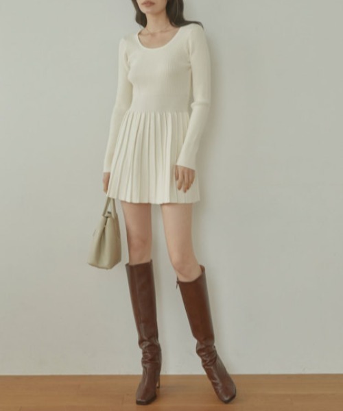 ACYM（アシーム）の「Pleats knit mini ワンピース（ワンピース・レディース・ベージュ/アイボリー・FREE）」の4枚目の写真