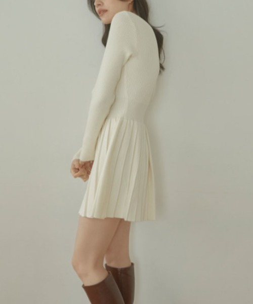 ACYM（アシーム）の「Pleats knit mini ワンピース（ワンピース・レディース・ベージュ/アイボリー・FREE）」の7枚目の写真