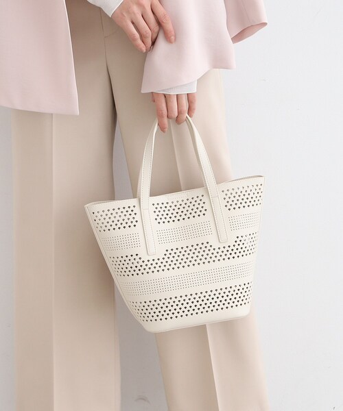 INDIVI（インディヴィ）の「◆【合皮／A4収納可能】幾何柄カットワーク トートバッグ（トートバッグ・レディース・オフホワイト/グリーン・00）」の8枚目の写真