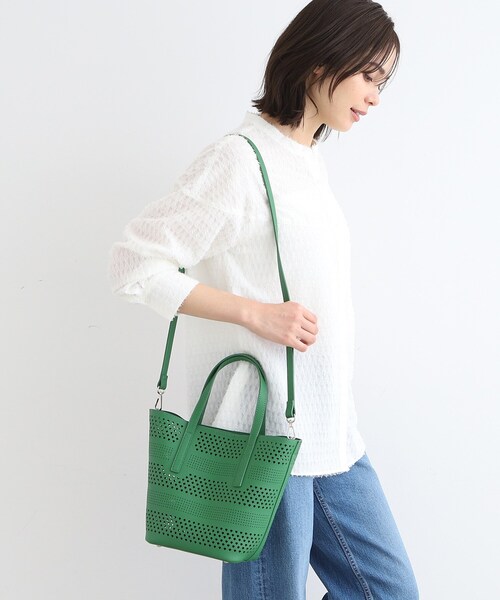 INDIVI（インディヴィ）の「◆【合皮／A4収納可能】幾何柄カットワーク トートバッグ（トートバッグ・レディース・オフホワイト/グリーン・00）」の4枚目の写真