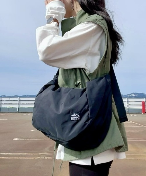 CAMP7（キャンプセブン）の「【CAMP7】ポリエステルビッグショルダーバッグ（ショルダーバッグ・レディース・ブラック/ホワイト・ONE SIZE）」の2枚目の写真