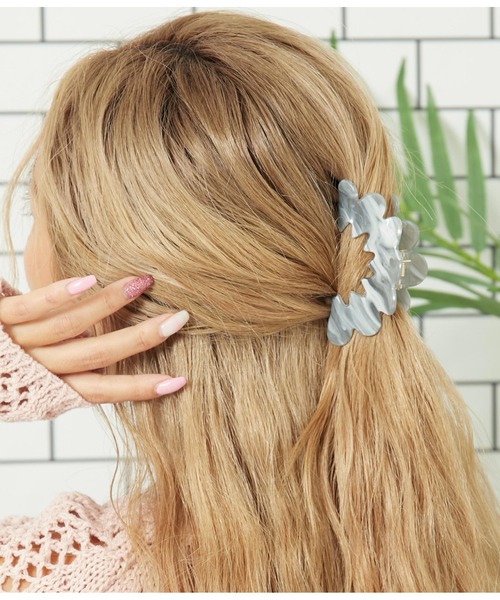 anap mimpi(アナップミンピ)の「ナミナミ マーブル バンスクリップ ヘアクリップ(バレッタ/ヘアクリップ・レディース・オフホワイト/ベージュ/ライトグレー・FREE)」の5枚目の写真