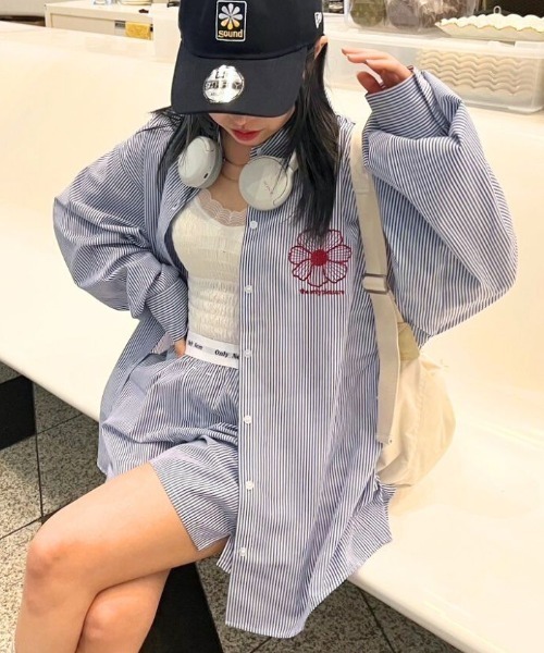 nemne store(ネンネストア)の「【低身長&高身長サイズあり】フラワー刺繍ストライプシャツ(シャツ/ブラウス・レディース・グリーン/ピンク/アイボリー/ブルー・SMALL/MEDIUM/LARGE)」の4枚目の写真
