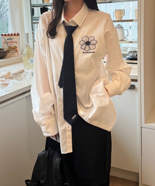 nemne store(ネンネストア)の「【低身長&高身長サイズあり】フラワー刺繍ストライプシャツ(シャツ/ブラウス・レディース・グリーン/ピンク/アイボリー/ブルー・SMALL/MEDIUM/LARGE)」の2枚目の写真