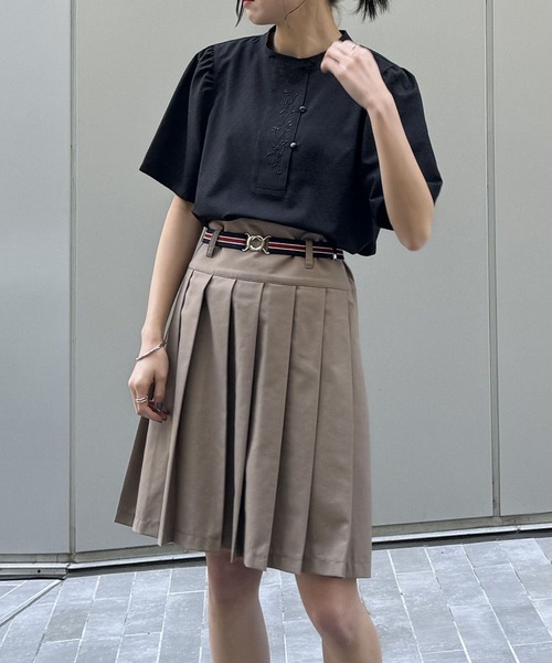 スプリングバニー刺繍ブラウス NICOLE CLUB（ニコル クラブ）の「カンフー風フラワー刺繍