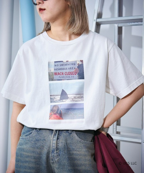 UCS（ユーシーエス）の「【UNIVERSAL × TYPY】ムービー半袖Tee/WEB限定（Tシャツ/カットソー・レディース・オフホワイト/ホワイト系その他2/ブラック系その他/ブラック系その他3/チャコールグレー/ブラック/ブラック系その他2/ホワイト/ホワイト系その他/ホワイト系その他3・MEDIUM/LARGE/X-LARGE/XX-LARGE）」の3枚目の写真