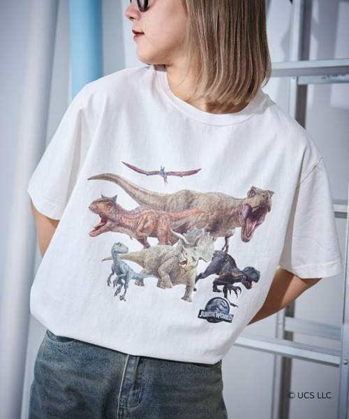 UCS（ユーシーエス）の「【UNIVERSAL × TYPY】ムービー半袖Tee/WEB限定（Tシャツ/カットソー・レディース・オフホワイト/ホワイト系その他2/ブラック系その他/ブラック系その他3/チャコールグレー/ブラック/ブラック系その他2/ホワイト/ホワイト系その他/ホワイト系その他3・MEDIUM/LARGE/X-LARGE/XX-LARGE）」の4枚目の写真