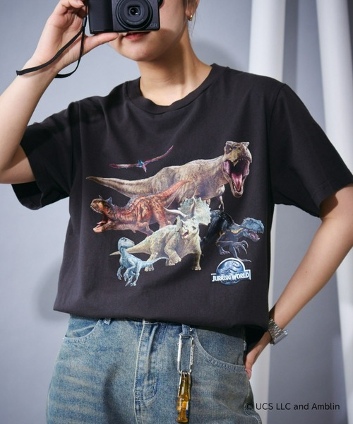 UCS（ユーシーエス）の「【UNIVERSAL × TYPY】ムービー半袖Tee/WEB限定（Tシャツ/カットソー・レディース・オフホワイト/ホワイト系その他2/ブラック系その他/ブラック系その他3/チャコールグレー/ブラック/ブラック系その他2/ホワイト/ホワイト系その他/ホワイト系その他3・MEDIUM/LARGE/X-LARGE/XX-LARGE）」の8枚目の写真