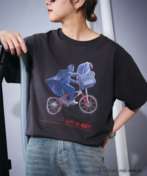 UCS（ユーシーエス）の「【UNIVERSAL × TYPY】ムービー半袖Tee/WEB限定（Tシャツ/カットソー・レディース・オフホワイト/ホワイト系その他2/ブラック系その他/ブラック系その他3/チャコールグレー/ブラック/ブラック系その他2/ホワイト/ホワイト系その他/ホワイト系その他3・MEDIUM/LARGE/X-LARGE/XX-LARGE）」の6枚目の写真