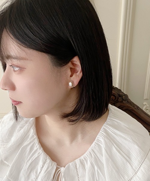 tone(トーン)の「【mallelabrocante/マルラブロカント】マザーオブパールとヴィンテージパールの痛みにくいオーバルイヤリング(イヤリング・レディース・ホワイト・FREE)」の5枚目の写真