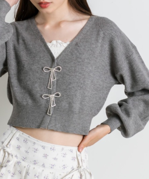 OLIVE des OLIVE(オリーブデオリーブ)の「リボンビジューカーディガン(カーディガン/ボレロ・レディース・オフホワイト/チャコールグレー/サックスブルー/ブラック/ラベンダー・FREE)」の2枚目の写真