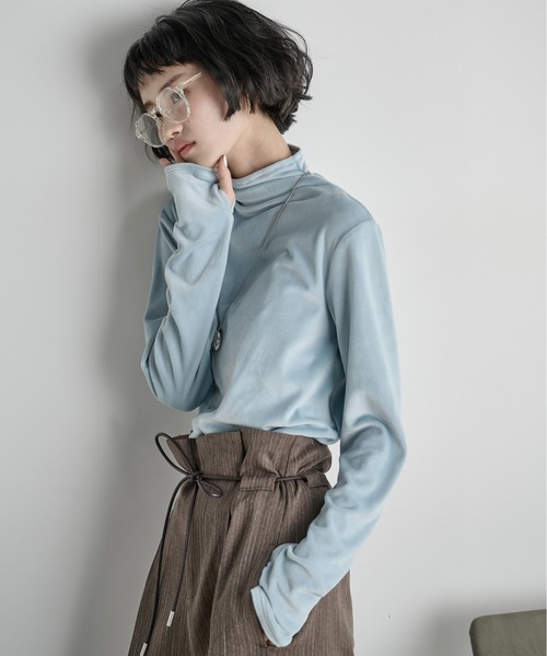 THE YOn（ザヨン）の「ハイネックフィンガーホールカフベロアトップス（Tシャツ/カットソー・レディース・ライム/アイボリー/ブラック/グレイッシュベージュ/ピンク/サックスブルー/アッシュブラウン・FREE）」の6枚目の写真