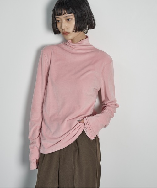 THE YOn（ザヨン）の「ハイネックフィンガーホールカフベロアトップス（Tシャツ/カットソー・レディース・ライム/アイボリー/ブラック/グレイッシュベージュ/ピンク/サックスブルー/アッシュブラウン・FREE）」の7枚目の写真